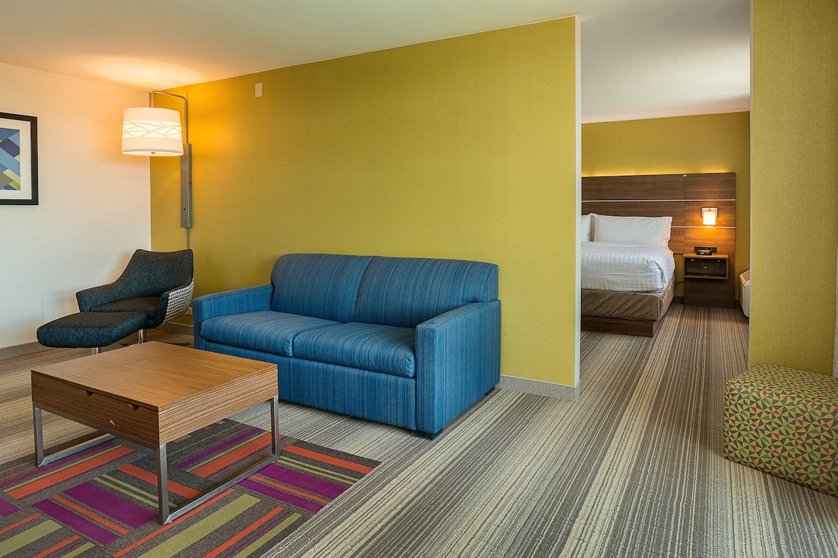 desk, rollaway beds, free wifi, bed sheets