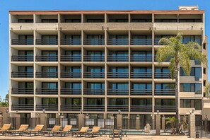 Outdoor pool - Holiday Inn Express Fullerton - Anaheim by IHG (Fullerton)