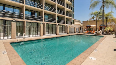 Una piscina al aire libre. Holiday Inn Express Fullerton - Anaheim by IHG