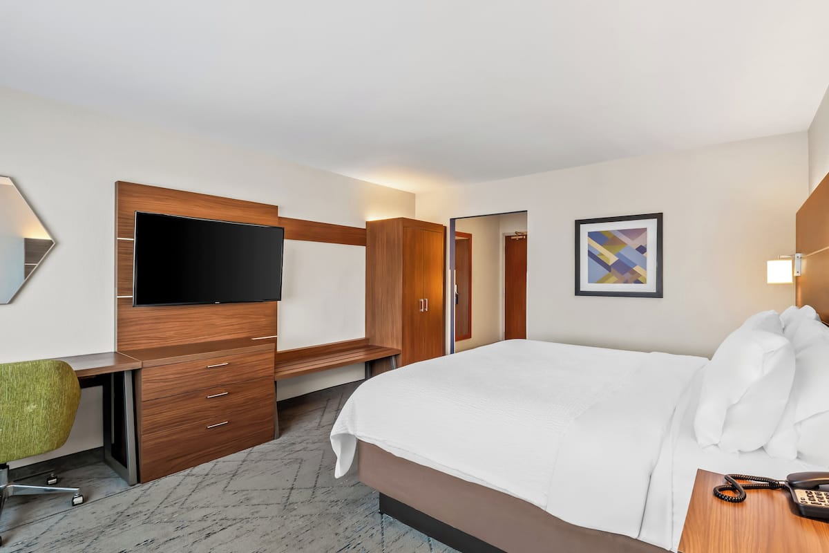 Standard Room, 1 King Bed | Desk, blackout drapes, iron/ironing board, cribs/infant beds