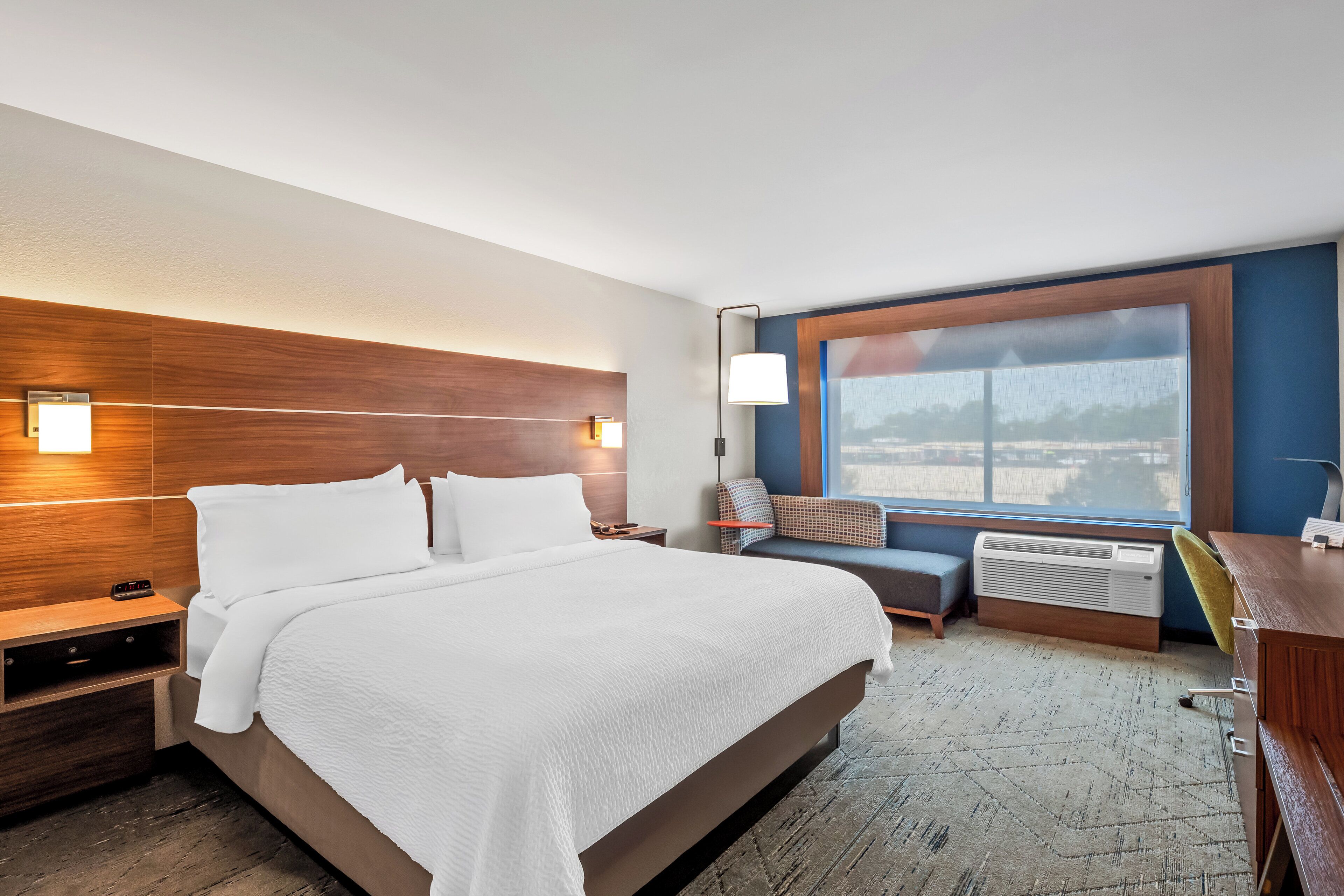 Skrivebord, blendingsgardiner, strykejern/-brett og barnesenger