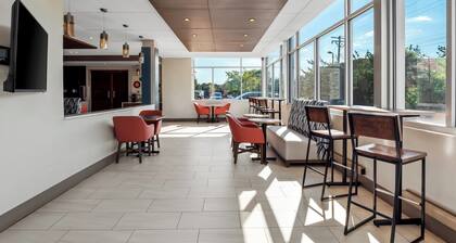 Holiday Inn Express & Suites Detroit Northwest - Livonia by IHG