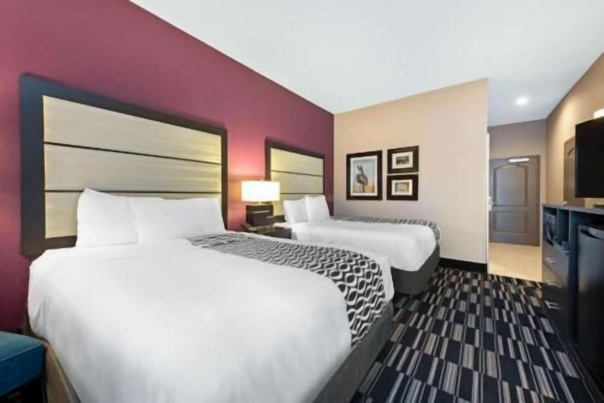 Hochwertige Bettwaren, Schreibtisch, laptopgeeigneter Arbeitsplatz
