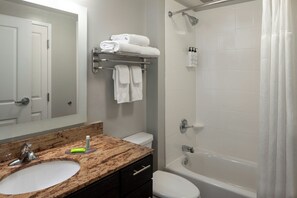 Badkar/dusch, lyxtoalettartiklar, hårtork och handdukar