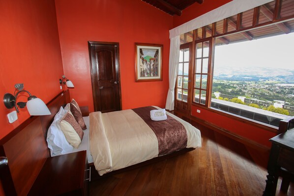 Habitación doble superior, 1 cama de matrimonio grande, vistas al valle | Caja fuerte, escritorio, camas supletorias y wifi gratis