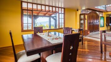 Frühstück, Mittagessen, Abendessen, regionale Küche