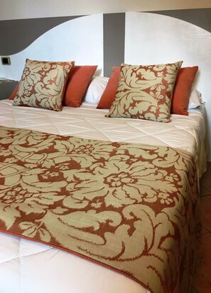 Minibar, in-room safe, desk, iron/ironing board - San Leucio Resort (Caserta)