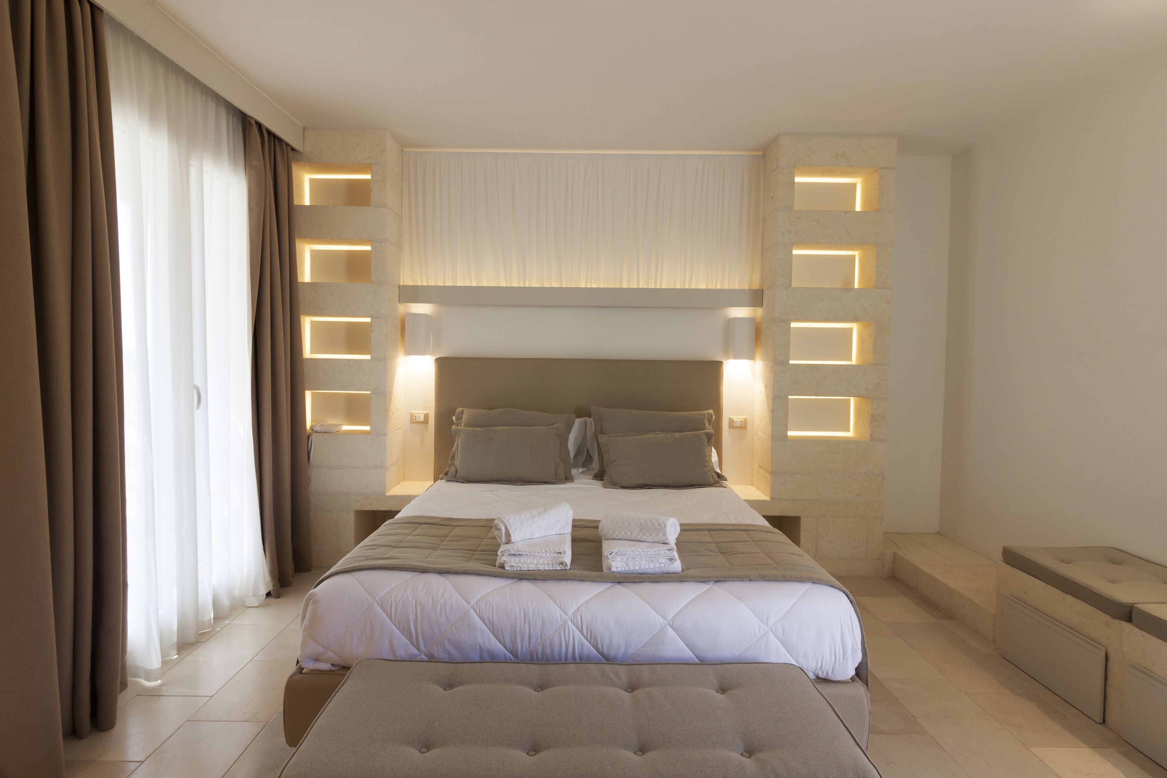 Ropa de cama de alta calidad, colchones con efecto memoria y minibar 
