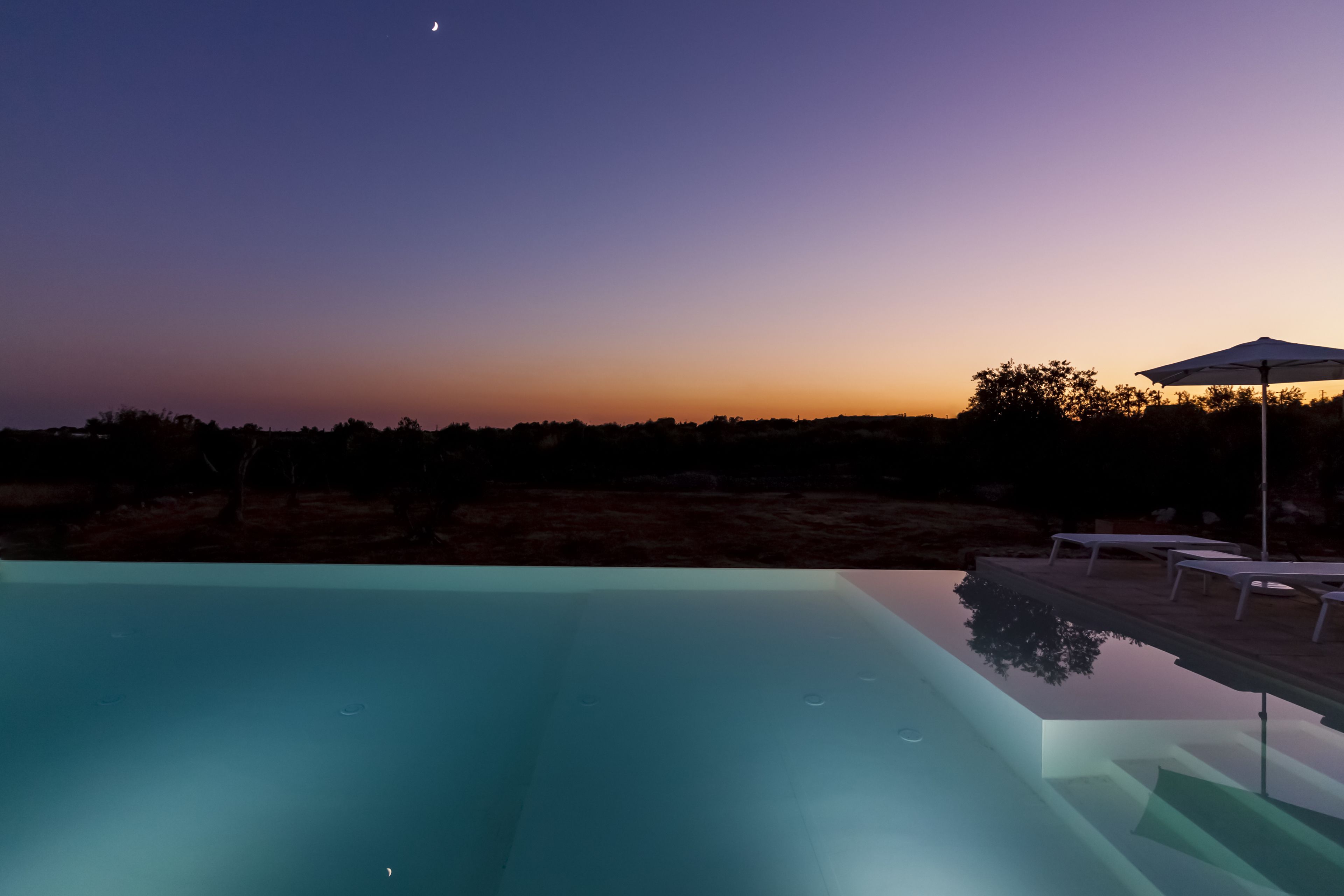 Außenpool (je nach Saison geöffnet), Sonnenschirme, Liegestühle