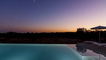 Außenpool (je nach Saison geöffnet), Sonnenschirme, Liegestühle