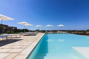 Seasonal outdoor pool, pool umbrellas, sun loungers - Tenuta Montiró (Castrignano del Capo)