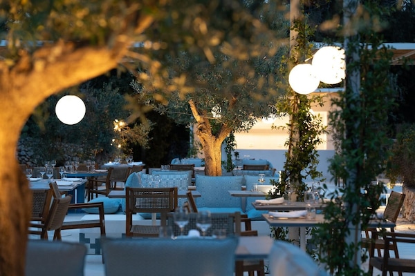 Melayani makan malam dengan suguhan pemandangan taman