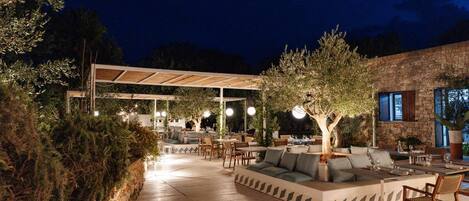 Serviço de jantar, culinária local, vistas para o jardim