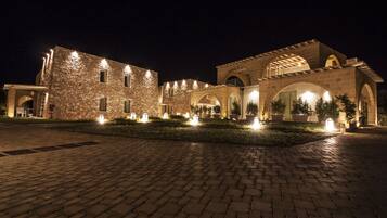 Fassade der Unterkunft – Abend/Nacht