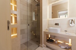 Classic Triple Room | Bathroom | Shower, rainfall showerhead, free toiletries, hair dryer - Tenuta Montiró (Castrignano del Capo)