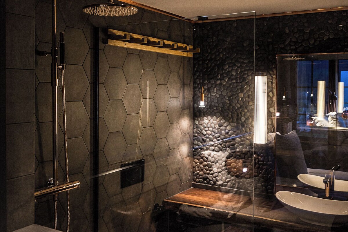 Bathroom | Free toiletries, hair dryer (on request), slippers, towels