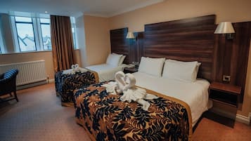 Habitación estándar con 2 camas individuales | Escritorio, tabla de planchar con plancha, wifi gratis y ropa de cama