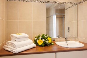 Combined shower/tub, free toiletries, hair dryer, towels - Adair Arms Hotel (Ballymena)
