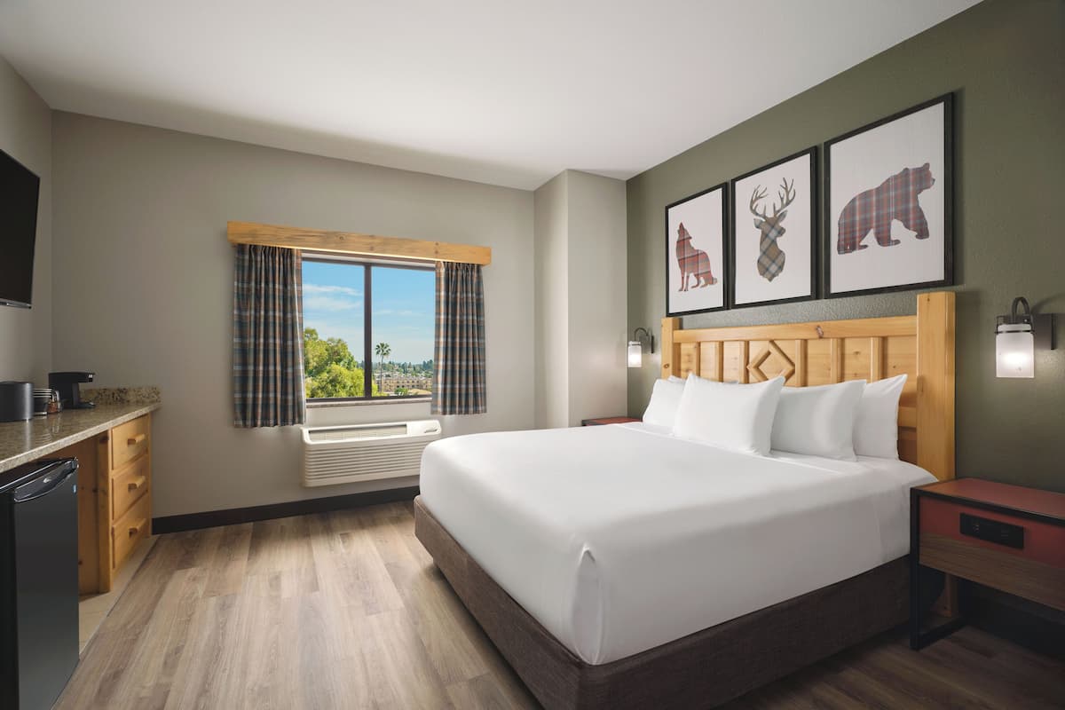 Luxury King Suite - Waterpark Access Included | In-room safe, desk, free cribs/infant beds, bed sheets