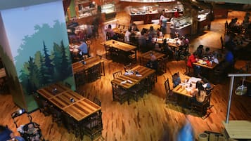 5 間餐廳,供應早餐、午餐和晚餐,披薩
