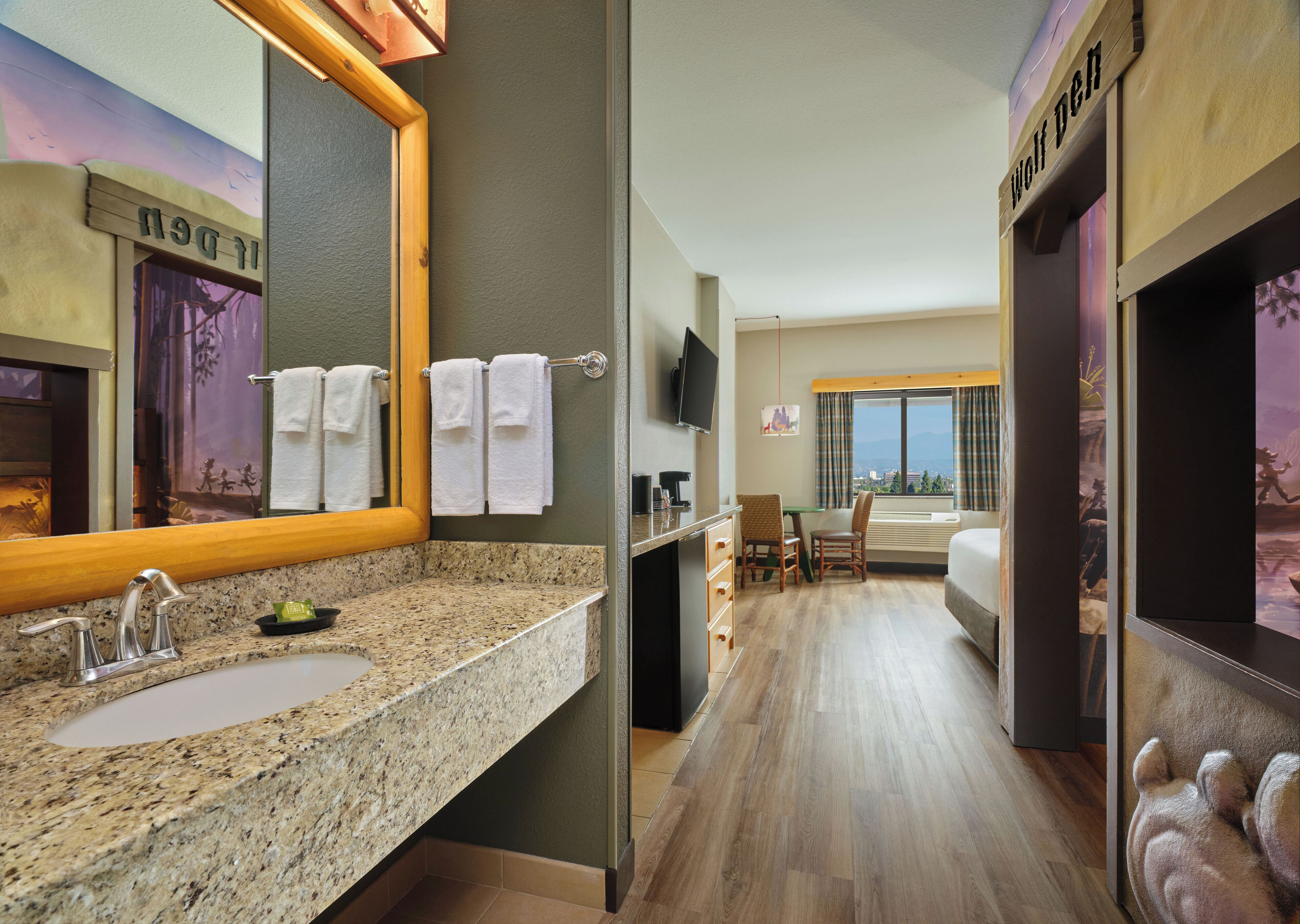 Wolf Den - Water Park Included | In-room safe, desk, free cribs/infant beds, bed sheets