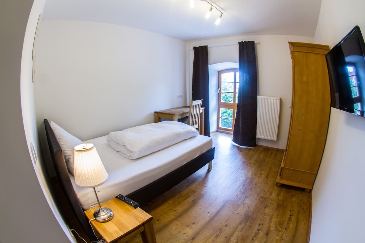 small double room (1,40 bed) | desk, free wifi, bed sheets