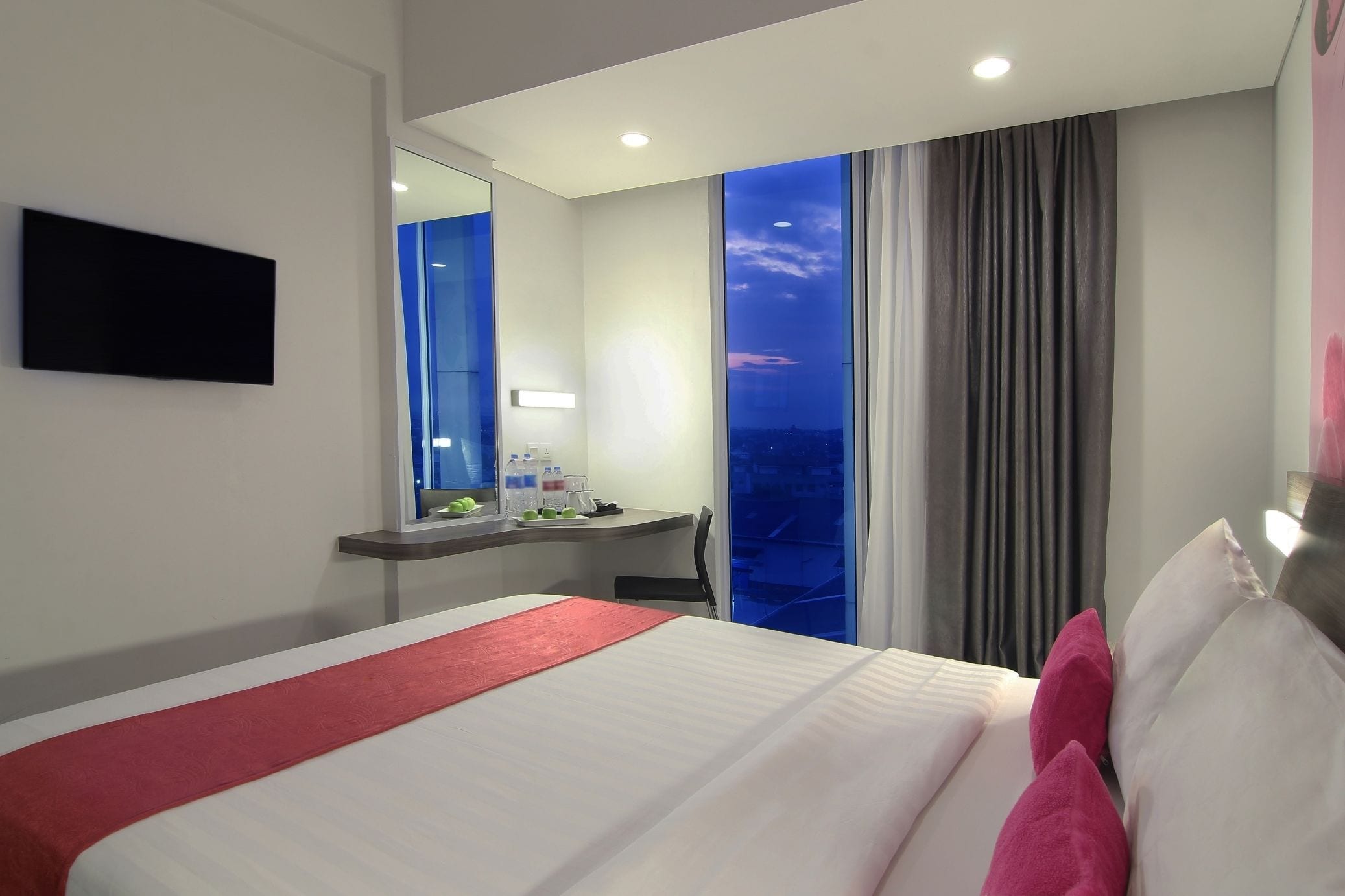 deluxe room | in-room safe, desk, free wifi, bed sheets