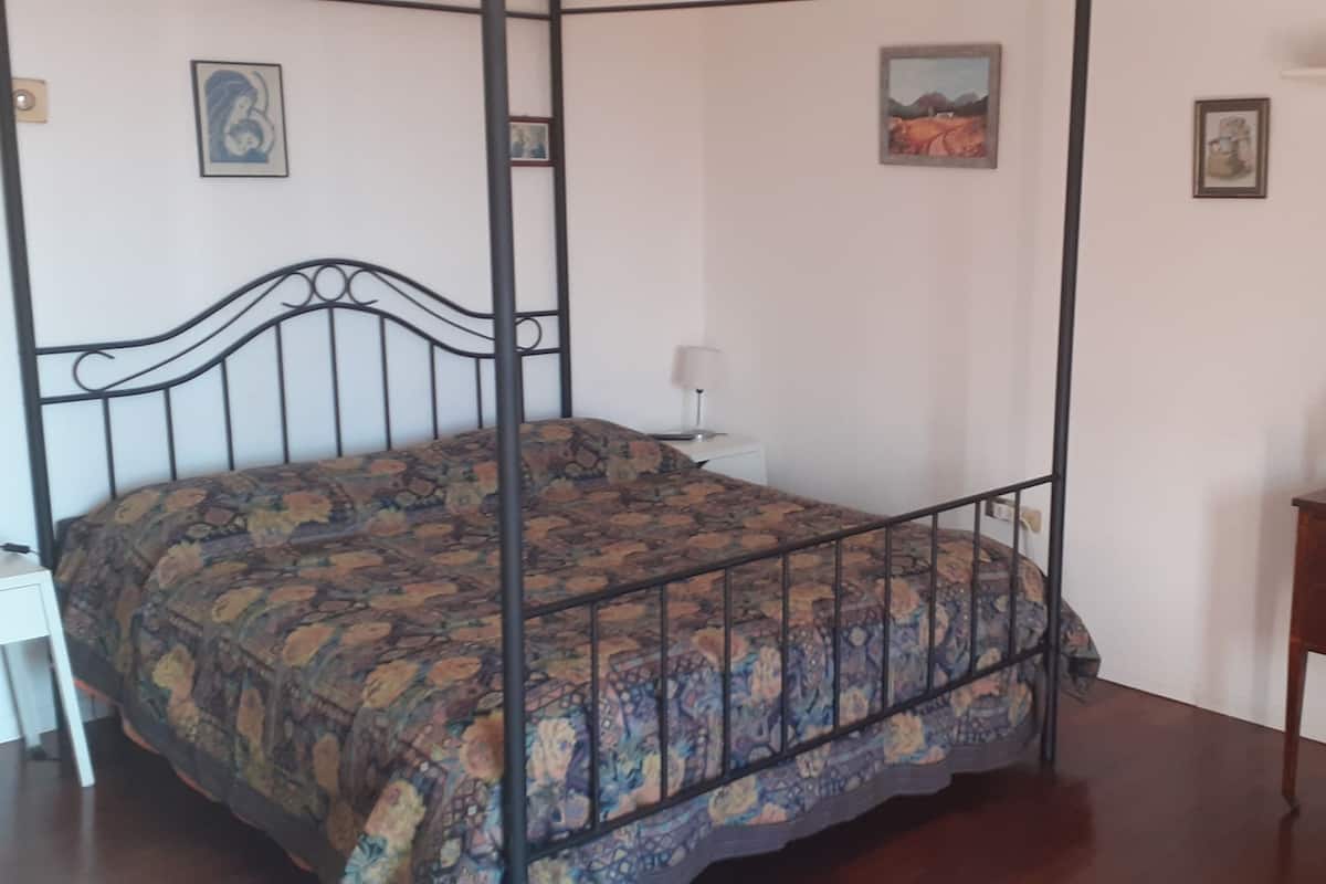 Habitación triple | Ropa de cama de alta calidad y caja de seguridad en la habitación