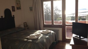 Premium bedding, in-room safe, desk, free cots/infant beds - B&B Al Sandalyon (Quartu Sant'Elena)