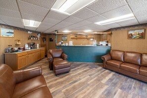 Lobby sitting area - Willabees Motel (Brimley)