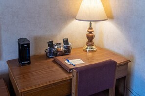 Blackout drapes, soundproofing, iron/ironing board, free WiFi - Willabees Motel (Brimley)