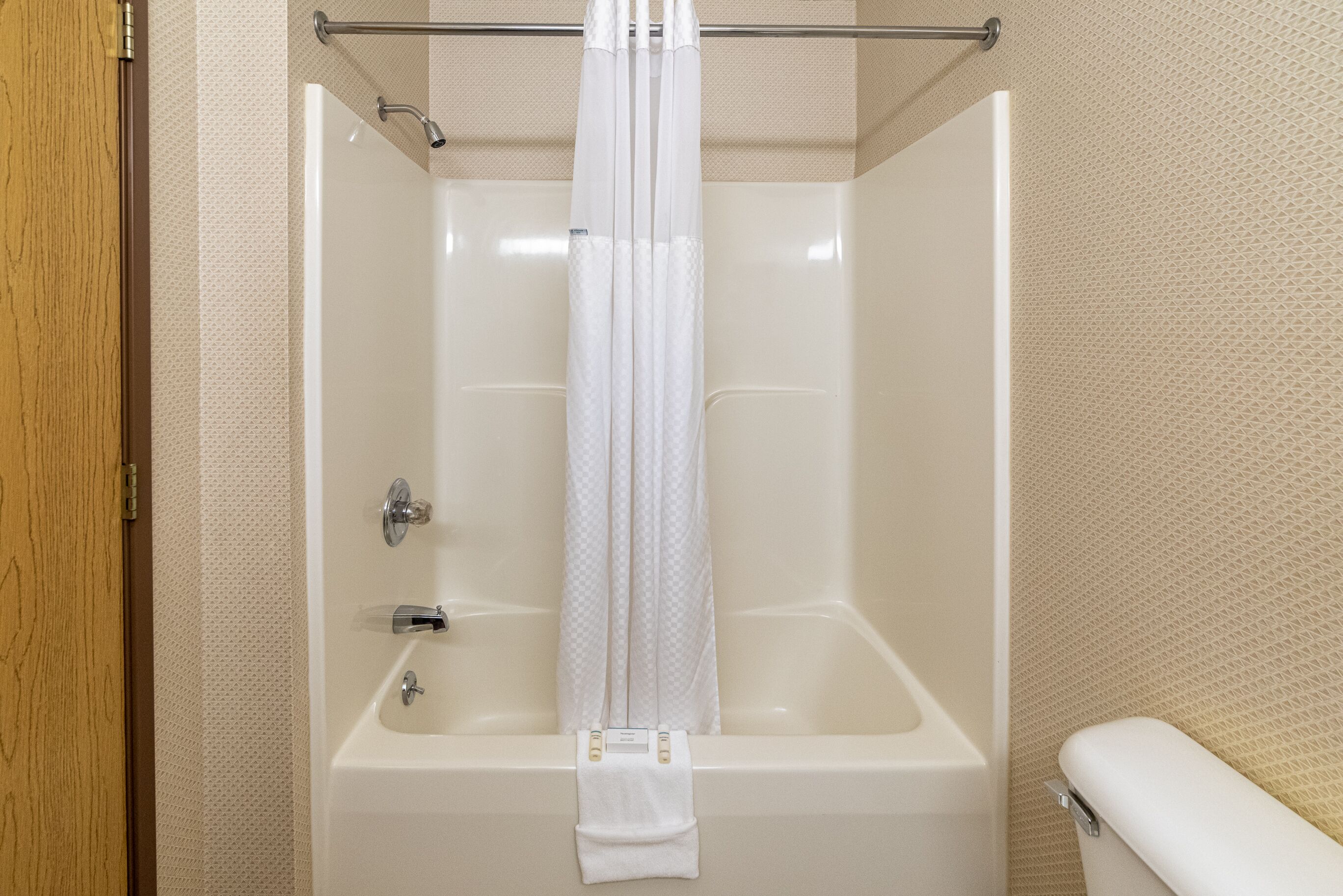 Bañera con ducha, toallas