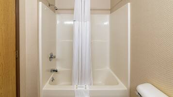 Combined shower/bathtub, towels