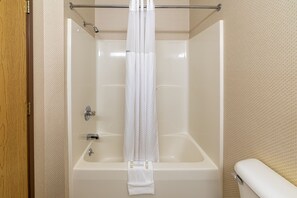 Combined shower/bathtub, towels - Willabees Motel (Brimley)