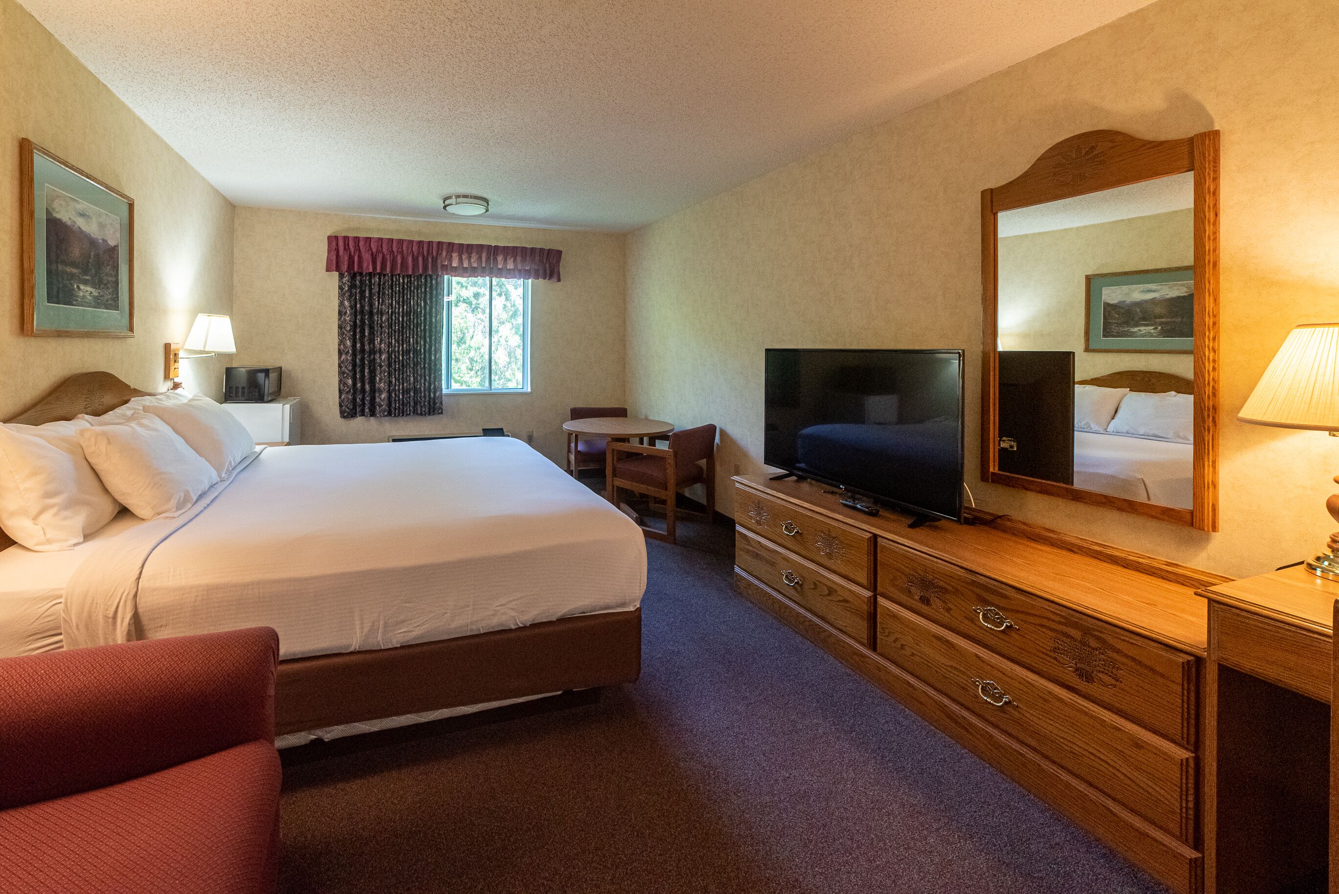 Premium Room, 1 King Bed, Non Smoking | Blackout drapes, soundproofing, iron/ironing board, free WiFi