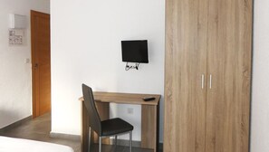 Standard dubbelrum - balkong - utsikt mot staden | Skrivbord, mörkläggningsgardiner och gratis wi-fi