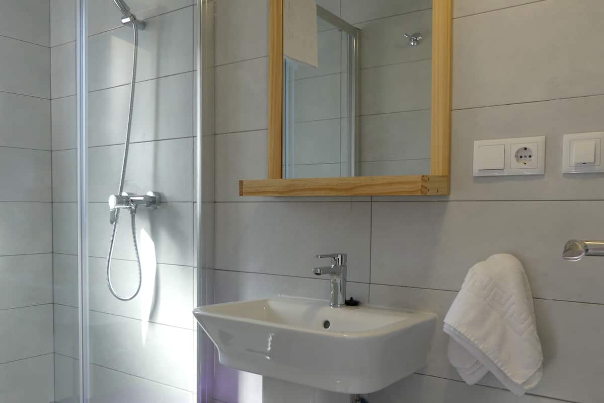Een bad/douchecombinatie, gratis toiletartikelen, handdoeken