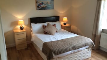 3 bedrooms, desk, soundproofing, iron/ironing board