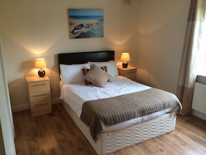 3 bedrooms, desk, soundproofing, iron/ironing board - Doolin Village Lodges (Doolin)