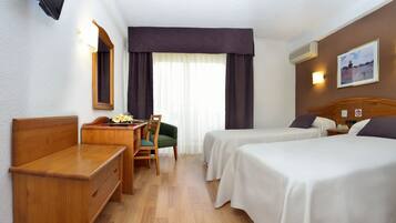 Escritorio, cortinas blackout, wifi gratis y ropa de cama