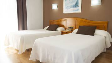 Een bureau, verduisterende gordijnen, gratis wifi, beddengoed