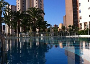 Seasonal outdoor pool, pool umbrellas, sun loungers - Hotel Caballo de Oro (Benidorm)
