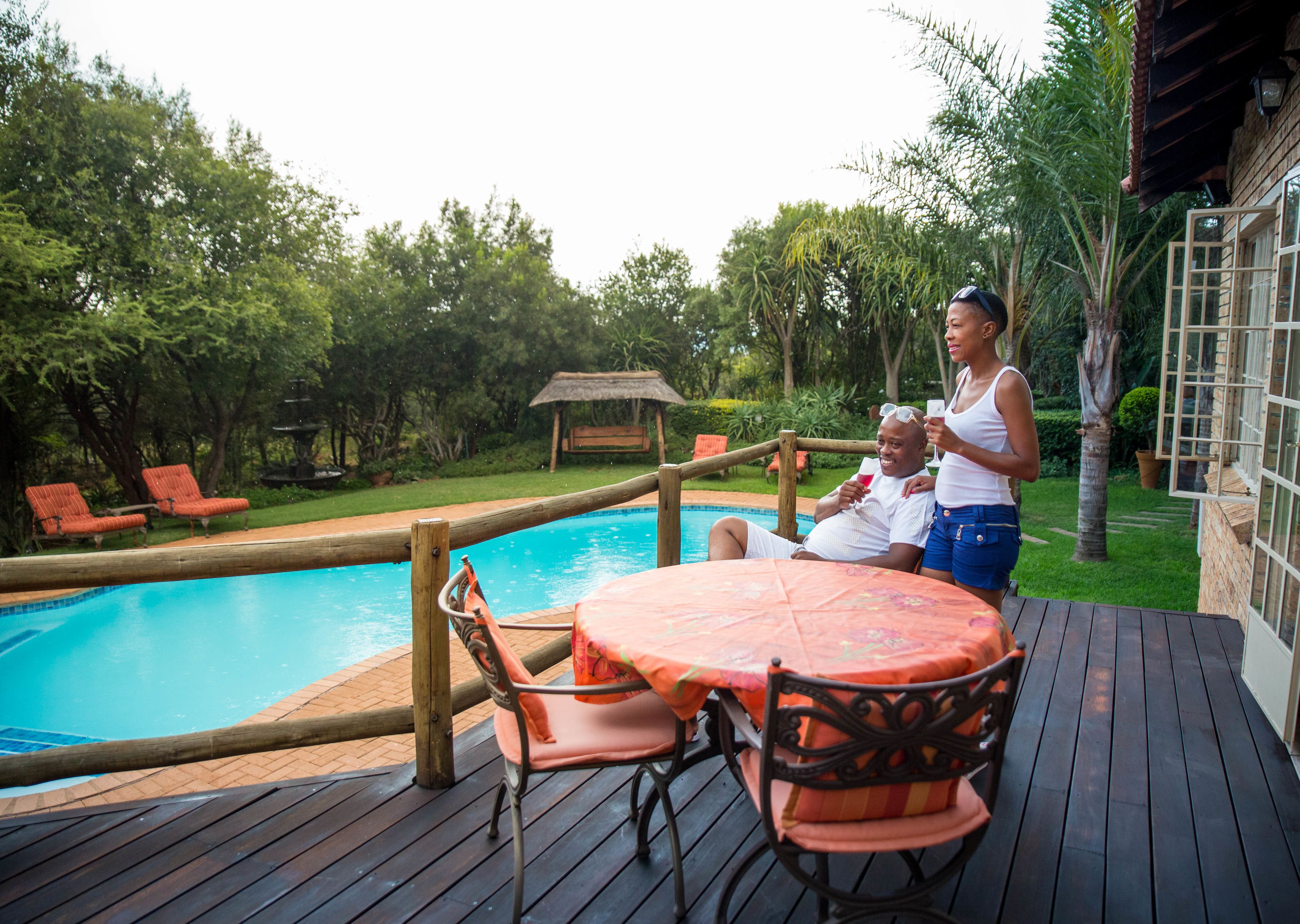 Piscine extérieure, chaises longues