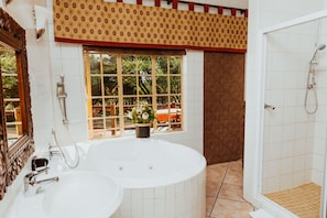 Southern Boubou Room | Kylpyhuone | Ilmaiset hygieniatuotteet, kylpytakit, tohvelit, pyyhkeet