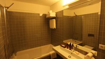 Combined shower/tub, deep soaking tub, free toiletries, hair dryer