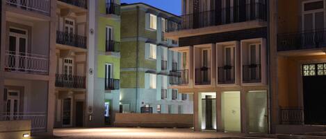 住宿正面 - 傍晚/夜晚