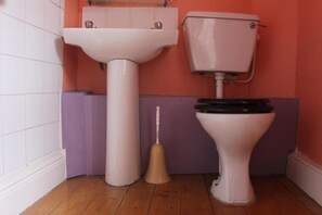Shower, hair dryer, towels - Artists House (Kinsale)