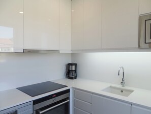 2 soverom, skrivebord, lydisolert og barnesenger (inkludert)