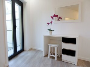 2 soverom, skrivebord, lydisolert og barnesenger (inkludert)