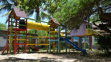 Área de juegos infantiles al aire libre